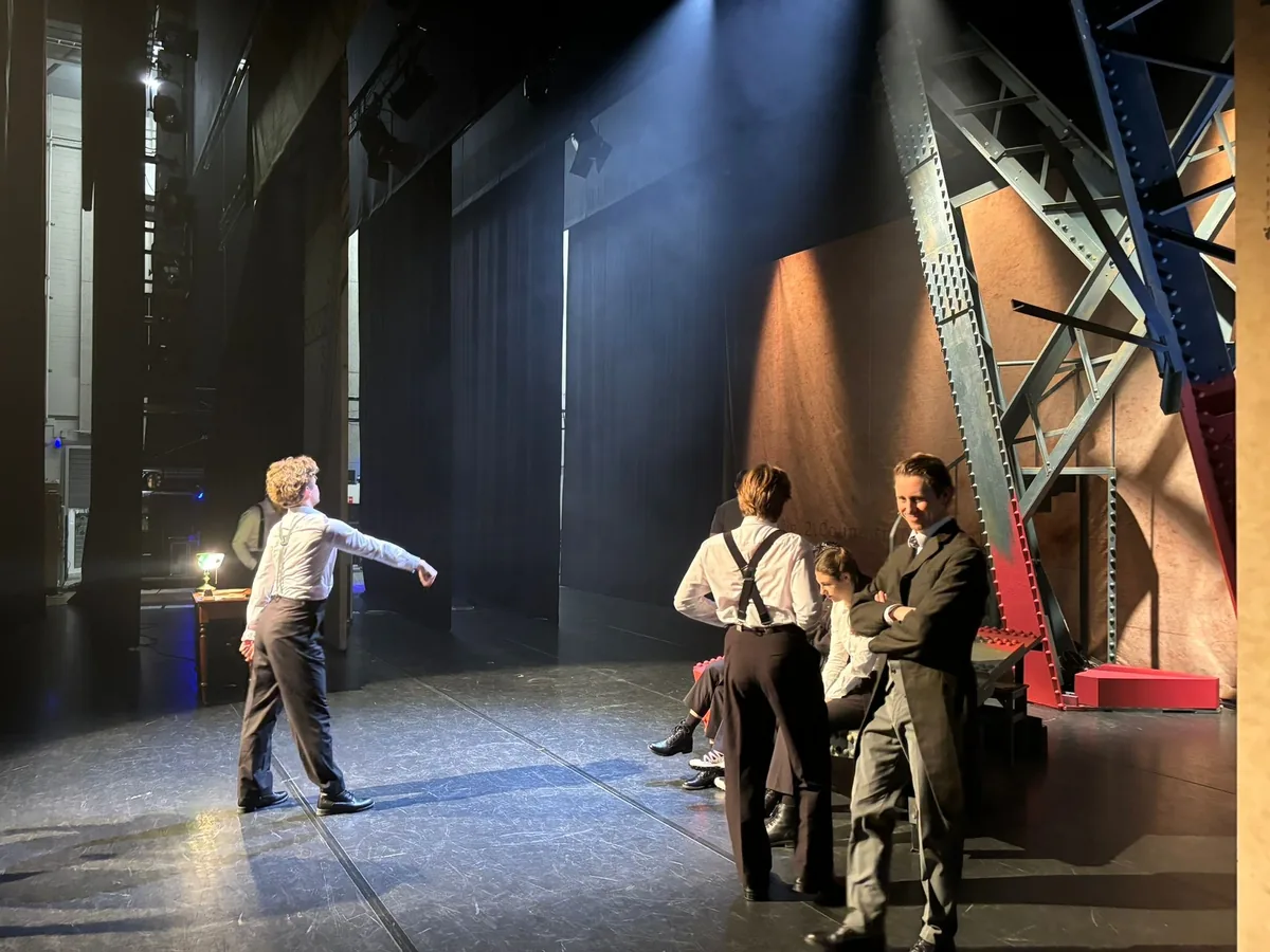 Repetitie van EIFFEL op het toneel met het stalen decor