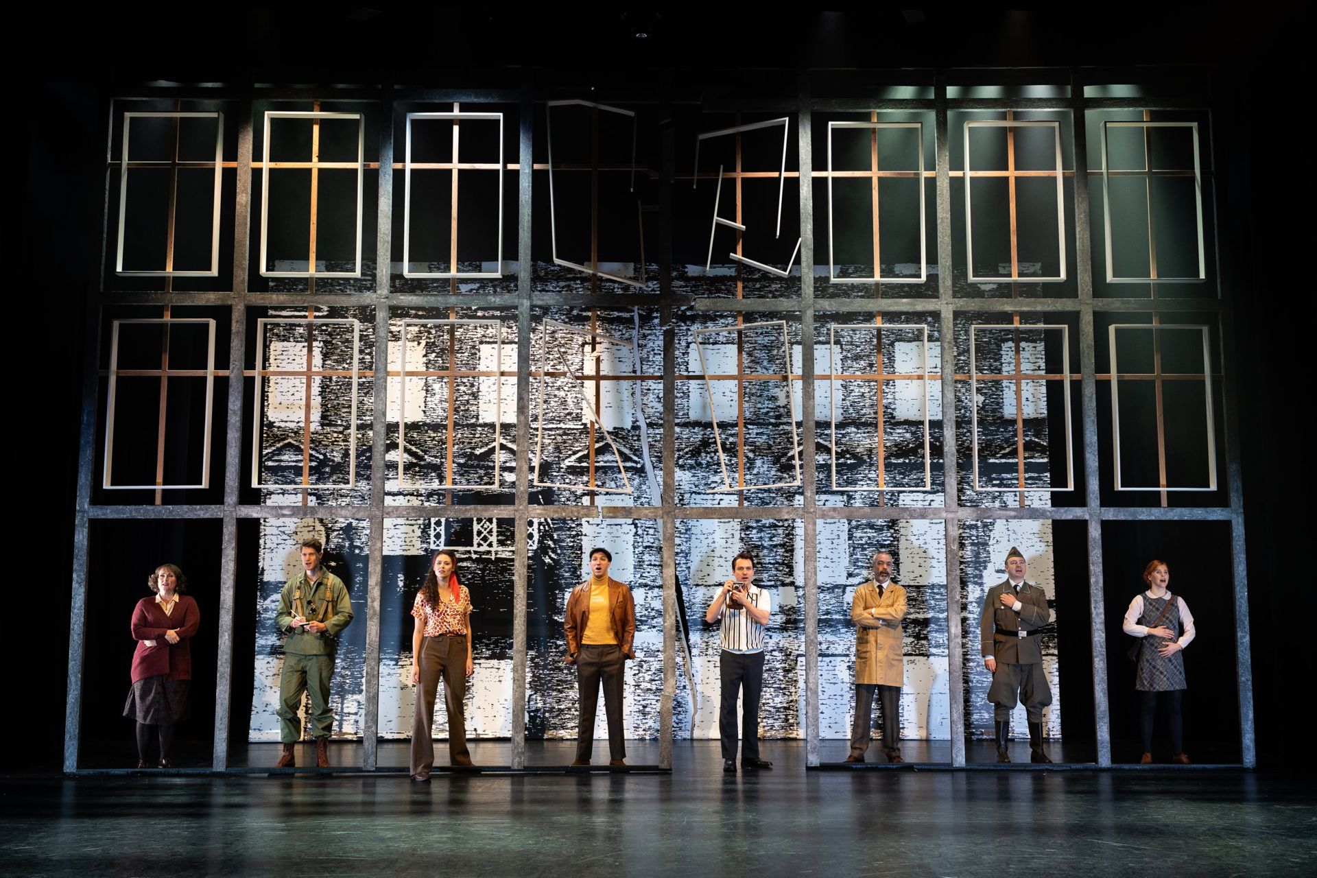 De cast van Checkpoint Charlie voor het decor van Berlijnse gevels