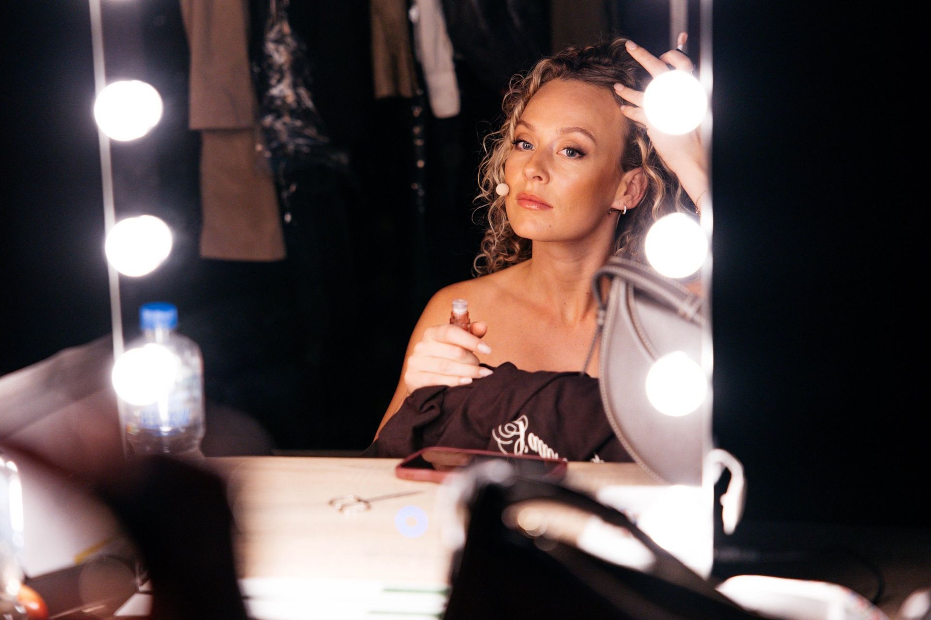 Een actrice maakt zich klaar voor de spiegel in de kleedkamer