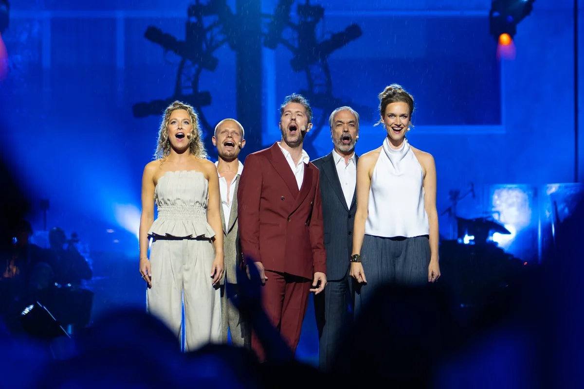 De cast van Hugo de Groot, de musical zingt live op het podium tijdens Musical Awards The Kick-Off