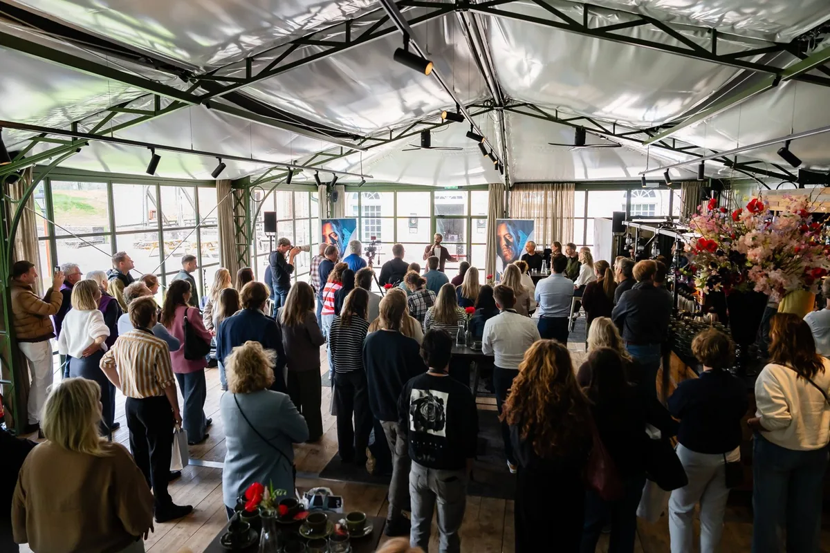 Publiek in een volle zaal tijdens een bijeenkomst rond Hugo de Groot, de musical
