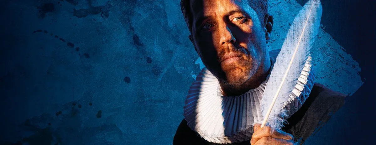Hugo de Groot met ganzenveer en geplooide kraag in blauw licht