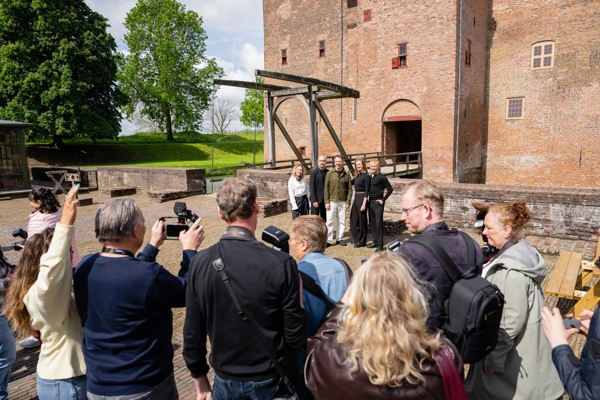 Pers en fotografen bij de presentatie van de cast van Hugo de Groot voor Slot Loevestein