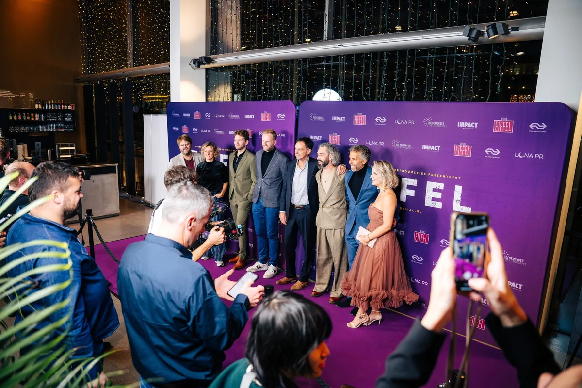 Cast en makers van EIFFEL op de rode loper bij de première, omringd door fotografen