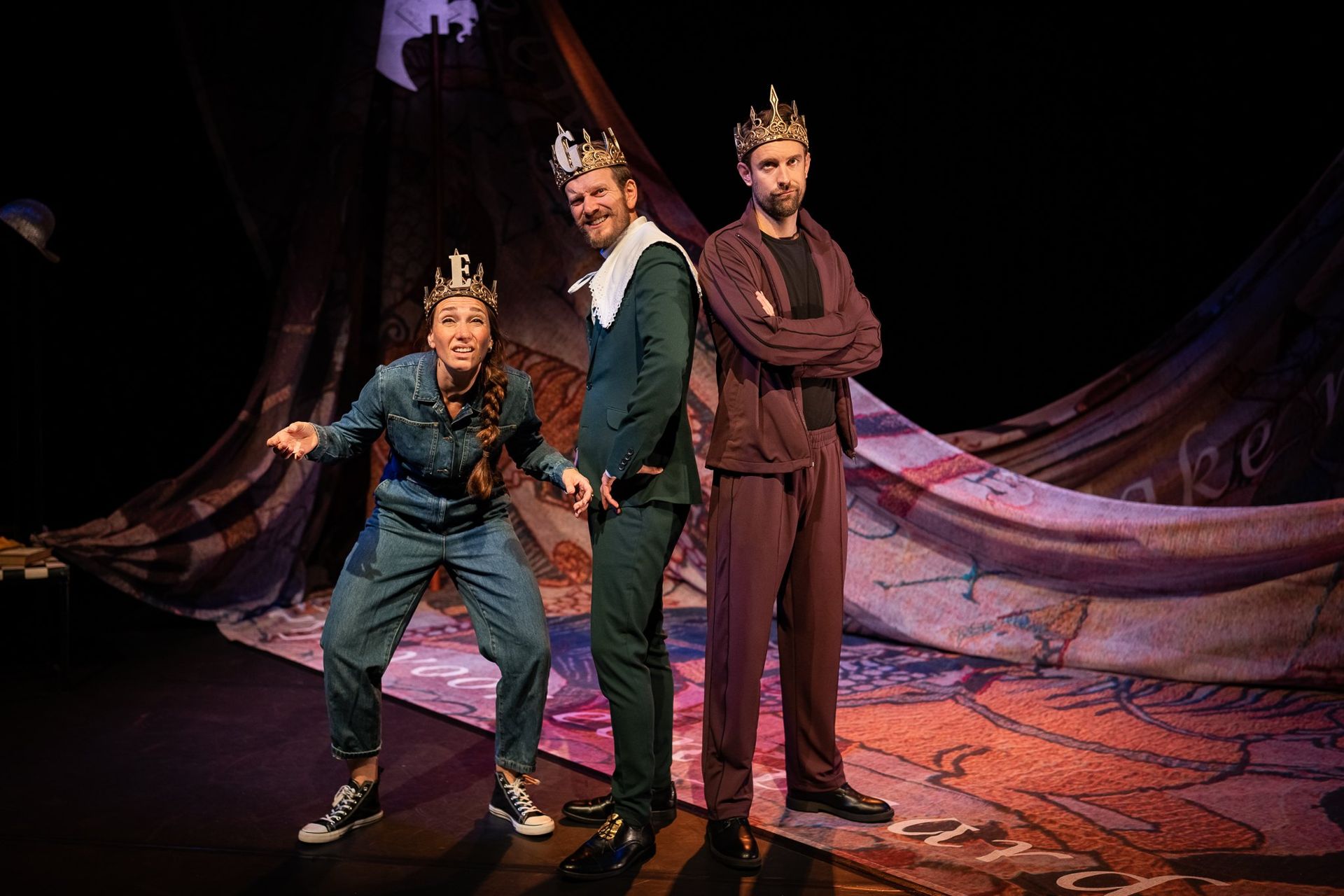 Lady Ann, Shakespeare en Richard met hun kronen op het podium