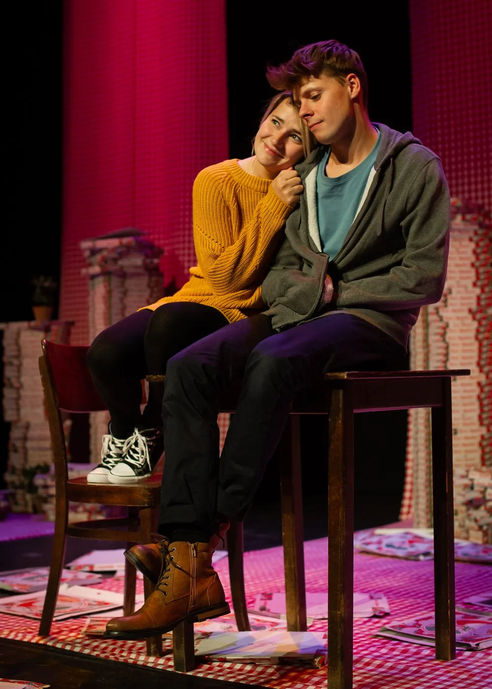 Scènefoto uit Romeo & Julia: Romeo en Julia samen op een stoel