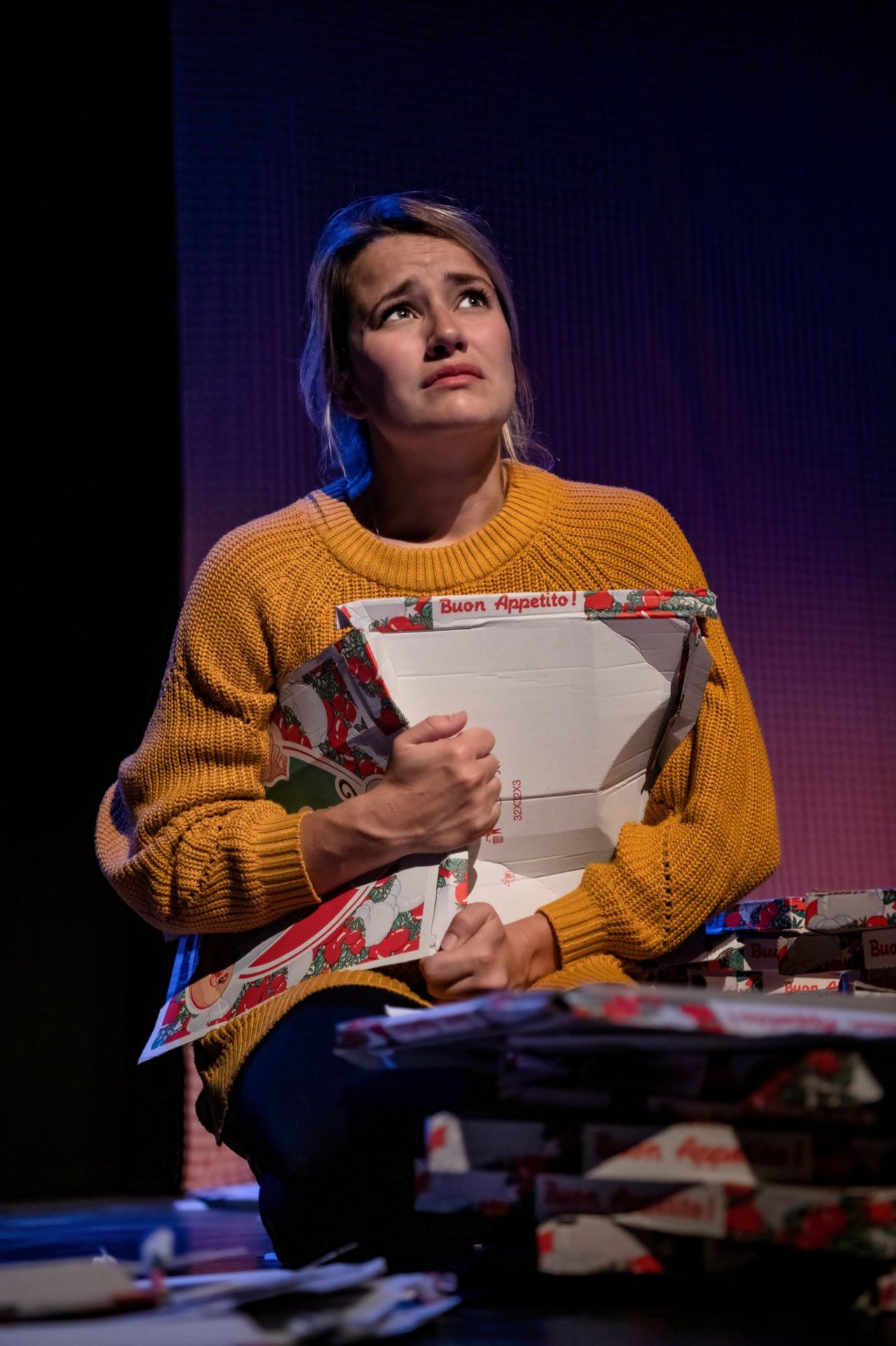 Julia klemt een pizzadoos tegen zich aan